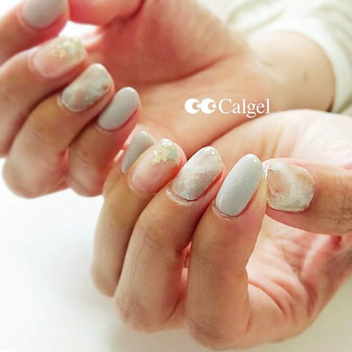 Calgelさんのインスタグラム写真 - (CalgelInstagram)「#色違いver.【#NG06#BB19】 #時短#大理石ネイル mogabrook_beautystudio calgelの公式アカウント。  カルジェルは爪に優しくオフしやすい、日本で最も歴史のあるソフトジェルです。  #カルジェル#calgel#爪にやさしい#オフがしやすい #ジェルネイル#gelnails#ネイル#nail#nailart#nailaddict#nailstagram#原宿ネイルサロン#大人ネイル #上品ネイル #Calgelist#カルジェリスト#夏ネイル#サマーネイル#時短アート#簡単ネイル#美爪#天然石ネイル」5月26日 21時05分 - calgel_japan