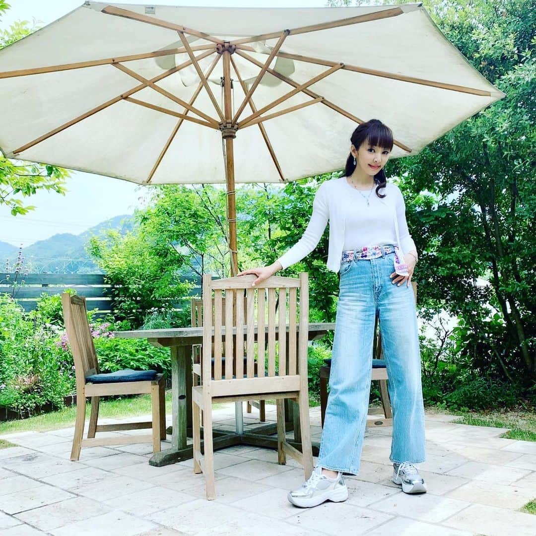 神田うのさんのインスタグラム写真 - (神田うのInstagram)「大阪の皆様💕2日間お邪魔致しました😊ありがとうございました❣️ 今日のロケは素敵な場所へ行ったりとっても楽しい事もしました😆 6月1日（土）8:00〜神田正輝さん司会の朝日放送旅サラダ でチェックして下さったら嬉しいです😊 #大阪#大阪ロケ#osaka#能勢町#楽しい#ロケ#大阪大好き#初めての#能勢#朝日放送#旅サラダ#旅サラダロケ#楽しかった#初めての経験#楽しかったです#はしゃぎました （笑）#デニムコーデ#ハイウエストデニム#神田うの#unokanda」5月26日 21時07分 - unokandaofficial