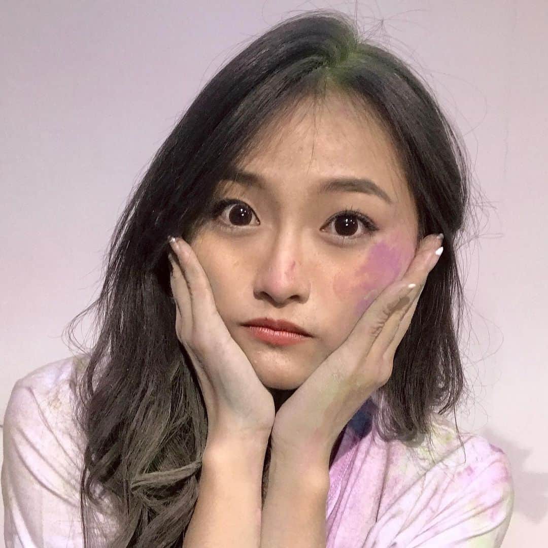 ロナ・アングラエニのインスタグラム：「Caption yang cocok apa ya.. 🤔」