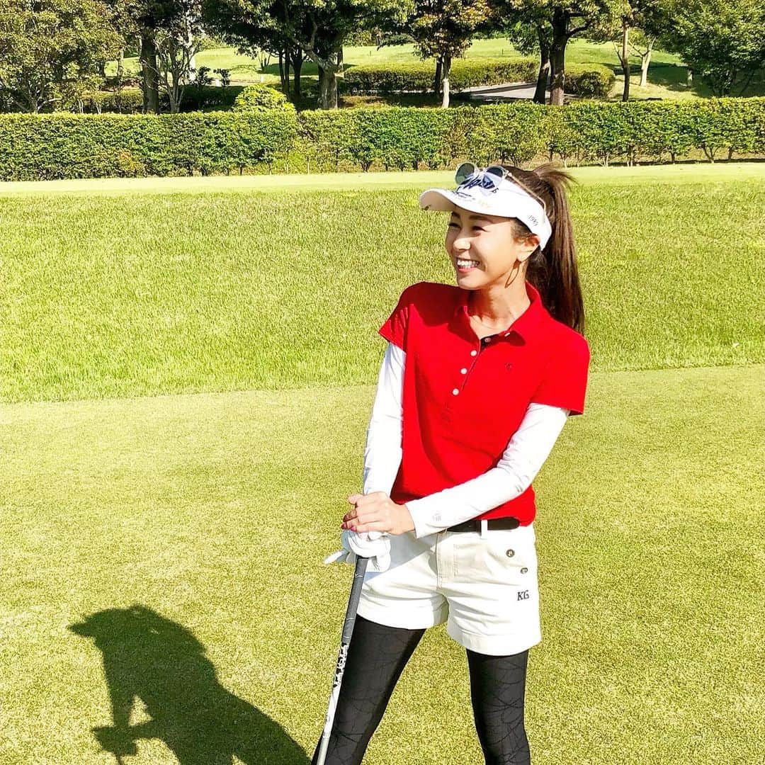 若尾綾香さんのインスタグラム写真 - (若尾綾香Instagram)「☆ ラウンド3回目で初コンペ参加⛳️ よく行くお店のコンペに参加させて頂きました。 初めましてで回るのは緊張したけど、 輪も広がり、なんとドラコン取れた奇跡✨ 良い経験が出来ました😊 . wear👕 sunvisor @pearlygates_official  tops @callawaygolf_japan  bottom &inner @kissonthegreen  under @underarmourjp . . #golf#golfswing#golfwear#callawaywear#callawayclubs#kissonthegreen#perlygates#ゴルフ#ゴルフスイング#ゴルフウエア#キャロウェイ#ゴルフクラブ#ゴルフラウンド#キスオンザグリーン#テーラーメイド#パーリーゲイツ」5月26日 21時20分 - ayaka_wakao