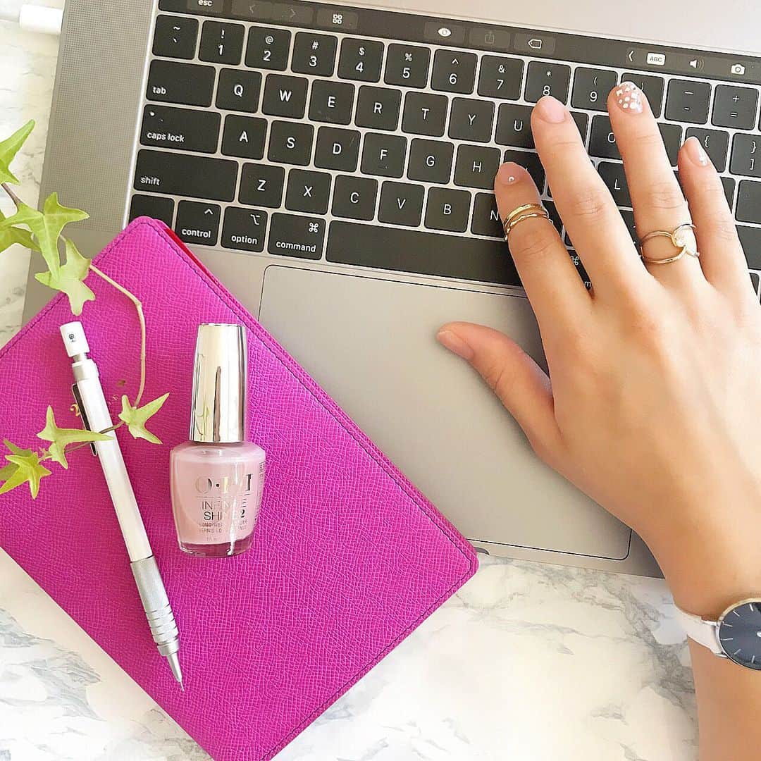 のインスタグラム：「* * @opi_japan から初回限定でスワロフスキークリスタルが付いたカラーが新発売☆ 日本人女性のエレガントさと、洗練さが表現されているナチュラルカラーだから、オフィスでも使えますね。スワロフスキークリスタルは初心者でも簡単に付けられるのが嬉しい❤︎私でも簡単に出来た！  2枚目のオフスタイルはスワロフスキークリスタルをシンプル使いしてみたよ。 女性らしいカラーに一目惚れ❤︎ ＠opi＿japan で、ネイルオイルが当たるキャンペーンやってます☆ * * #東京ラグジュアリー #オーピーアイ #インフィニットシャイン #オーピー愛 #オフィスネイル ＃オフィスカジュアル #セルフネイル派 #おでかけコーデ #PR #パンプス (I1739)：#神戸レタス @kobe_lettuce #danielwellington  #バッグ ＠salonderuban_official #sacsbar #salonderuban #locari #大人カジュアル #大人カジュアルコーデ  #きれいめカジュアル #ロカリ #ネイル #スワロフスキークリスタル」