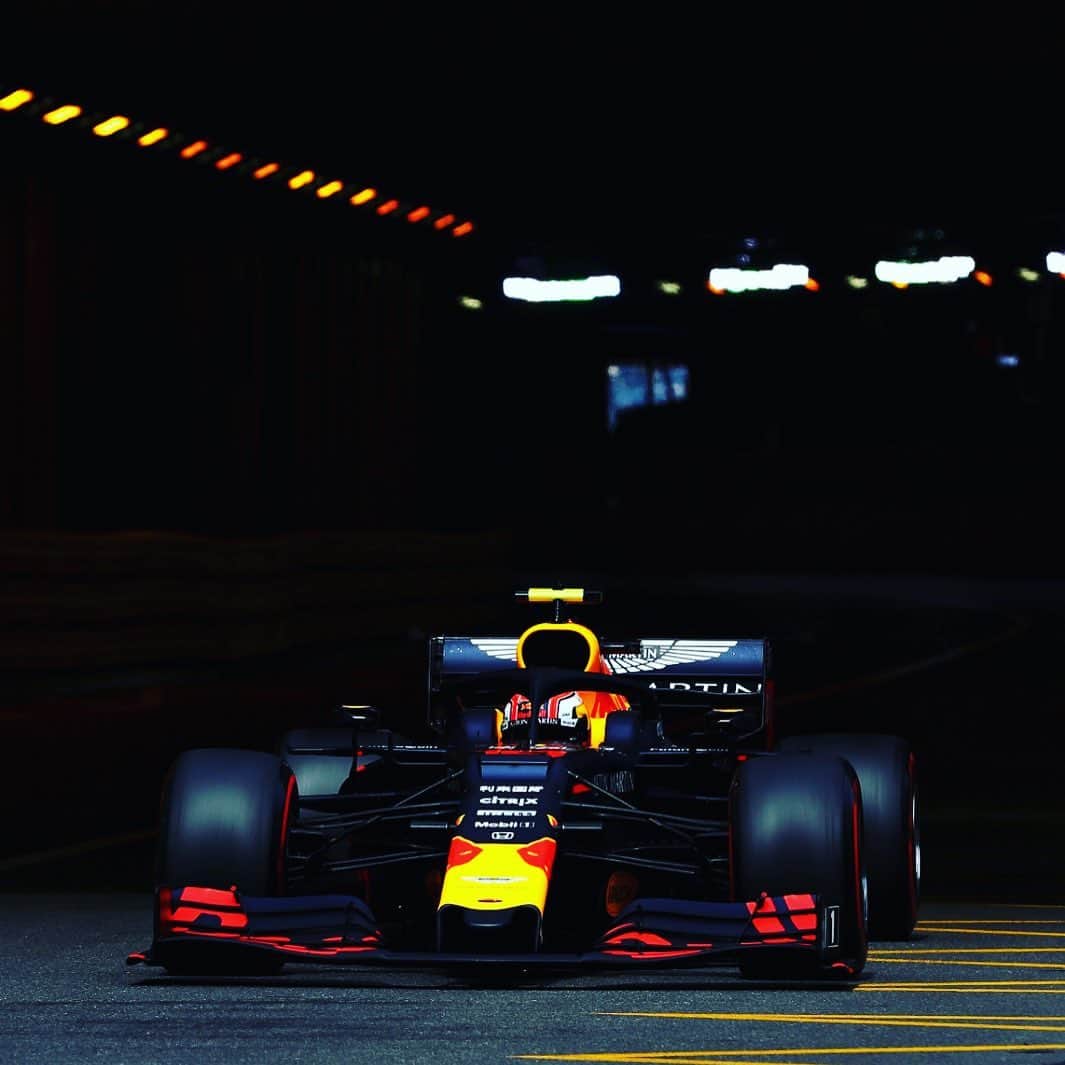 アストンマーチンさんのインスタグラム写真 - (アストンマーチンInstagram)「The countdown to the race is on! Good luck to the #AstonMartinRedBullRacing drivers, @maxverstappen1 and @pierregasly. Let’s chase that podium today  #ThePursuitOfBeautiful #MonacoGP #F1」5月26日 21時12分 - astonmartin