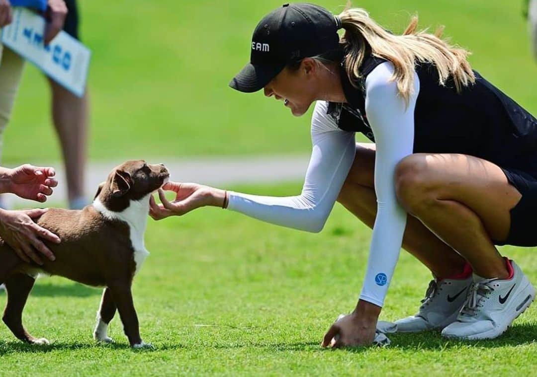 ジェイ・マリー・グリーンさんのインスタグラム写真 - (ジェイ・マリー・グリーンInstagram)「Puppy fans are the best! Thank you @puresilkchamp for a great week, always love coming to Kingsmill! Off to the US Open 🇺🇸 @fitteamglobal @kronosinc @sparms.sunprotection @abacussportswear」5月26日 21時14分 - jayemgreen