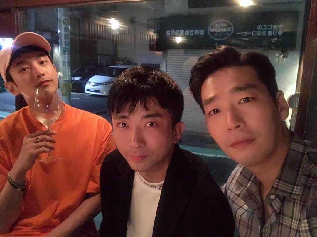 チェ・ウンさんのインスタグラム写真 - (チェ・ウンInstagram)「. 15년지기 지피지기 문지기 이기고지기 현지인 다 된 녀석과 그냥 누런녀석」5月26日 21時16分 - woongstargram