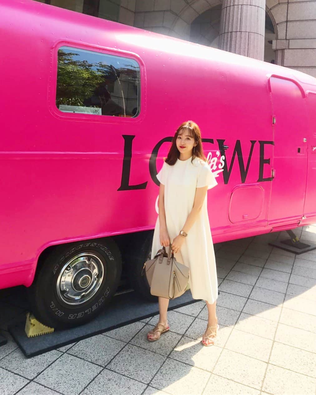 西村彩香さんのインスタグラム写真 - (西村彩香Instagram)「. . 大丸前に可愛いバス🚌💕 @loewe . . op#lecielbleu @lecielbleu_official  sandal#katespade @katespadejapan  bag#loewe @loewe」5月26日 21時16分 - leimoni_n