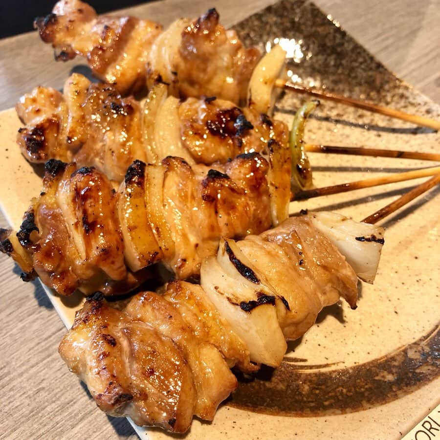 野本愛さんのインスタグラム写真 - (野本愛Instagram)「今日は、泉ちゃんと一緒に、「YAKITORI×Beauty Party」に行ってきたよー😊❣️❣️ . みこ先生（@mikofukutake）のメイクアップサロン「AGIRL（@makeupsalonagirl）」ブースで、 「黄金比マスク」を使って自分の顔のバランスをチェックして、 好感度の高いモテ顔になれる黄金比メイクを教えてもらったよ💕 . 人それぞれ違うんだよー😊😊 . 私はサロンでも体験したことあるんだけどね、 今日アドバイスをもらって、まだまだ改善の余地あるなと思った😆✨✨ . 他にも、自分に似合うパーソナルカラーを見てもらって似合うリップの色を選んでもらったり、 色気研究家の方に色気の出し方を教わったりもしたよ😘😘😘 . 泉ちゃんすぐに色気習得してた😆💓💓 . イベントに参加して自分の魅力上がった気がする🥰🥰🥰 . 使ってみたかったAGIRLのコスメもゲットしたので、早速試してみよーっと😊❣️❣️ . http://agirlbeauty.com . #黄金比メイク #メイクアップサロンアガール  #makeupsalonagirl #アガールコスメ #小顔メイク #ノーファンデ  #メイクレッスン  #コスメ  #メイク大好き  #コスメ好き  #コスメ好きさんと繋がりたい  #メイク好きさんと繋がりたい #コスメマニア #コスメオタク #メイクレッスン #自分磨き #女子力アップ #makeup #japanesebeauty #makeuplessons」5月26日 21時16分 - himemode
