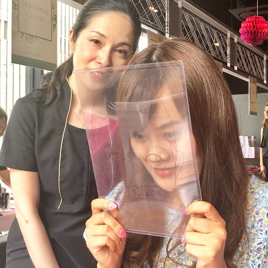 野本愛さんのインスタグラム写真 - (野本愛Instagram)「今日は、泉ちゃんと一緒に、「YAKITORI×Beauty Party」に行ってきたよー😊❣️❣️ . みこ先生（@mikofukutake）のメイクアップサロン「AGIRL（@makeupsalonagirl）」ブースで、 「黄金比マスク」を使って自分の顔のバランスをチェックして、 好感度の高いモテ顔になれる黄金比メイクを教えてもらったよ💕 . 人それぞれ違うんだよー😊😊 . 私はサロンでも体験したことあるんだけどね、 今日アドバイスをもらって、まだまだ改善の余地あるなと思った😆✨✨ . 他にも、自分に似合うパーソナルカラーを見てもらって似合うリップの色を選んでもらったり、 色気研究家の方に色気の出し方を教わったりもしたよ😘😘😘 . 泉ちゃんすぐに色気習得してた😆💓💓 . イベントに参加して自分の魅力上がった気がする🥰🥰🥰 . 使ってみたかったAGIRLのコスメもゲットしたので、早速試してみよーっと😊❣️❣️ . http://agirlbeauty.com . #黄金比メイク #メイクアップサロンアガール  #makeupsalonagirl #アガールコスメ #小顔メイク #ノーファンデ  #メイクレッスン  #コスメ  #メイク大好き  #コスメ好き  #コスメ好きさんと繋がりたい  #メイク好きさんと繋がりたい #コスメマニア #コスメオタク #メイクレッスン #自分磨き #女子力アップ #makeup #japanesebeauty #makeuplessons」5月26日 21時16分 - himemode