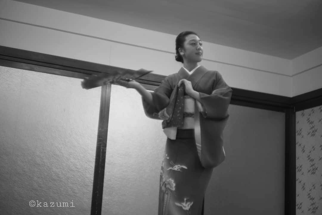 のインスタグラム：「友人若柳絵莉香さんの 教えている日舞の会 莉利の会のお浚い会を見に 須賀神社まで行ってきた。 役者仲間たちもお弟子さんでいるので 何枚か写真を。 後輩のんちゃんの初舞台も しかと見届けてきた。 普段人前に出る仕事をしてる人は  出てきた姿勢を見るだけで あ、同業だなとすぐ分かるけど 普段人前など縁遠そうな人が こうやって人様の前で踊ってみるというのもまた 違った価値があるものなんだろうな。 のんちゃんはドキドキしたと言っていたけど なかなか肝が据わって見えたよ。  #leica#leicam10p#summarit#summarit50#summarit50mm#oldlens#ライカ#ライカm10p#ズマリット#ズマリット50mm#オールドレンズ#tokyo#japan#oldlens_tokyo#日舞#日本舞踊#着物#伝統芸能」