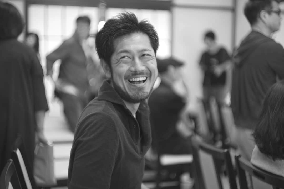 のインスタグラム：「客席に鈴木幸二くん発見。 今日はふんどしじゃないの？ って聞いたら 違うっすねえ。だって。 そりゃあそうか。 衣装の阿部さんもきてたし 音響は角張さんだし 軽くジャムセッションできる。(笑)  #leica#leicam10p#summarit#summarit50#summarit50mm#oldlens#ライカ#ライカm10p#ズマリット#ズマリット50mm#オールドレンズ#tokyo#japan#oldlens_tokyo」