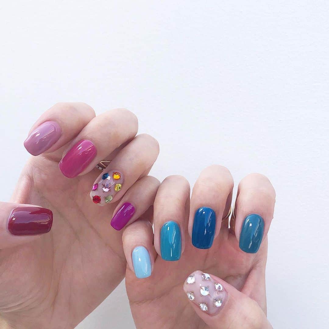 橋本江莉果さんのインスタグラム写真 - (橋本江莉果Instagram)「My #new #nails #💅🏼 赤ピンク系とブルー系とストーンの好きな感じを詰め込んでもらいました🥳💖💙🌈 毎回理想の色を作り出してくれる @yooooopy918 はさすがすぎる👩🏻‍🎨🎨✨ いつもありがとう&ニューヘアかわいい👏🏼🤤💕 #nail #ネイル #lenail #yoppy_nail #lifes #red #pink #blue #colorful #kiraira」5月26日 21時23分 - erica_hashimoto
