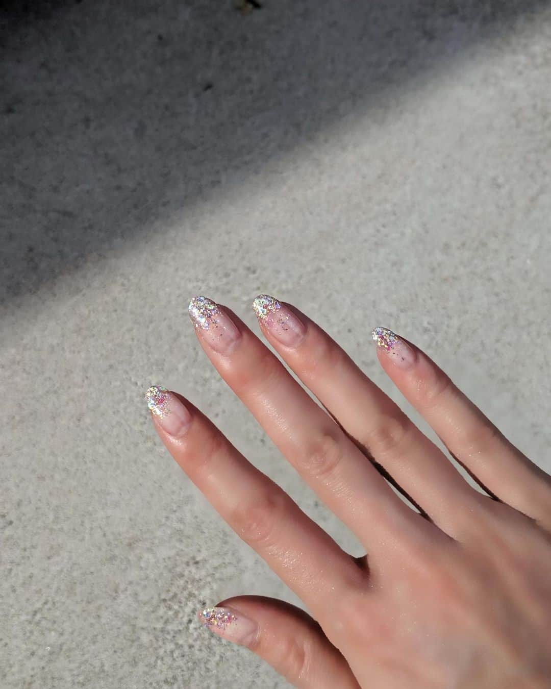 美咲あいりさんのインスタグラム写真 - (美咲あいりInstagram)「🌈 𝒩ℯ𝓌 𝓃𝒶𝒾𝓁𝓈﻿ ﻿ ﻿ #clearnails﻿ #nails﻿ #glitter」5月26日 21時24分 - misakiairi