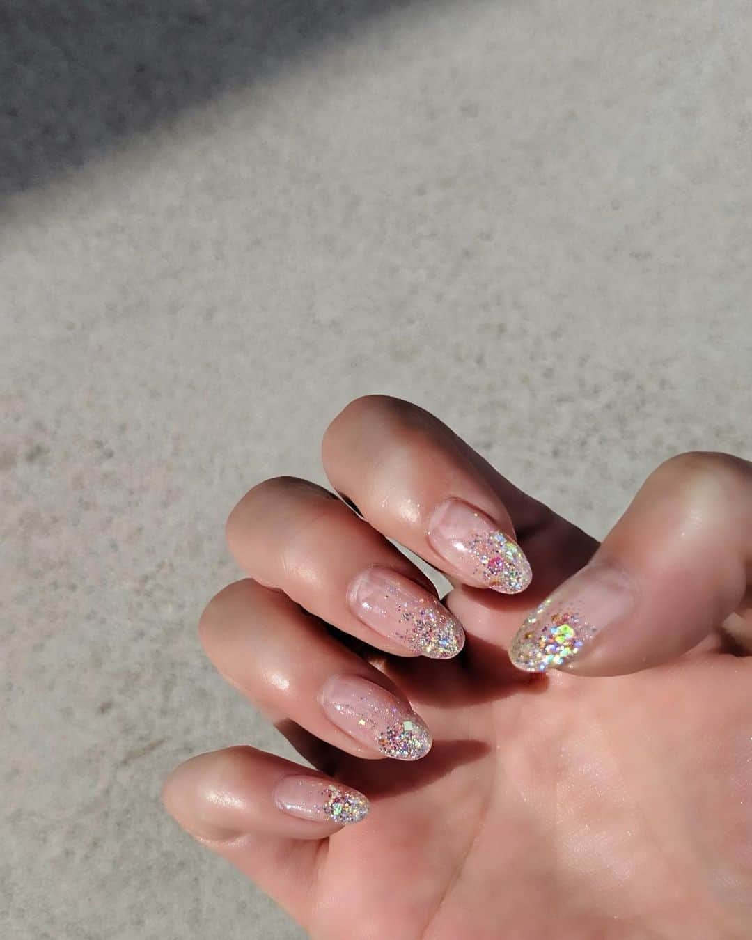 美咲あいりさんのインスタグラム写真 - (美咲あいりInstagram)「🌈 𝒩ℯ𝓌 𝓃𝒶𝒾𝓁𝓈﻿ ﻿ ﻿ #clearnails﻿ #nails﻿ #glitter」5月26日 21時24分 - misakiairi