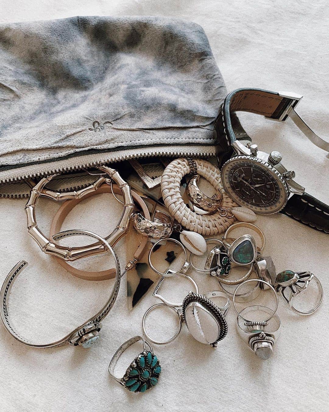Manamiのインスタグラム：「💍👓👑💍🐚 旅行の時の小物はポーチにザッ👝 使いやすい旅行用のアクセサリーポーチが欲しいんだけど、 おすすめある人教えて〜🥺 それか作りたい🥺」