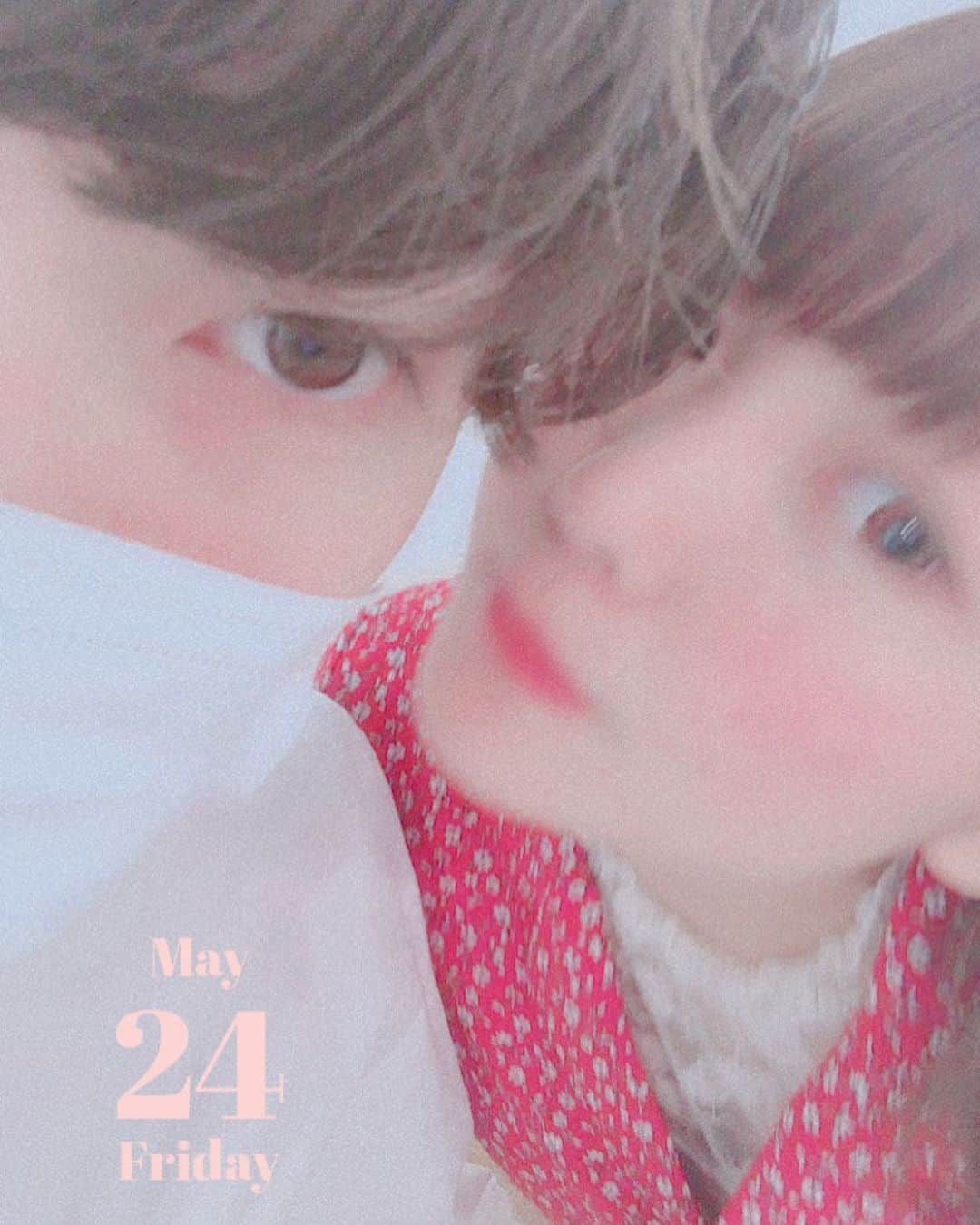 みさねさんのインスタグラム写真 - (みさねInstagram)「日記👶🏻スワイプしてね ㅤ 24日こじくんと久々にツーショ💞 ㅤ 一緒におりすぎて最近あんまり写真撮ってなかったなあっっって ㅤ 25日は暑すぎて夏みたいな格好🌞 ㅤ この時後ろにこじくんがおってね、いつもめっちゃかわいいって言ってくれるけどこの日はいつも以上に言ってくれたけん調子乗って自撮りしたんよ🤣🤣🤣 ㅤ コーデは昨日の投稿みてね！ ㅤ 最近snowの日付が付くフィルターで出かけた時撮っとる📷 ㅤ #snowmood #todaymood ##maymood #今日の記録 #snowcam #instagood #photography #カップル #カップルフォト #記念日 #ボブ #デート #カップルコーデ #自撮り #自撮り女子 #メイク #デートコーデ #ボブアレンジ #いいね返し #lfl」5月26日 21時26分 - misane1209