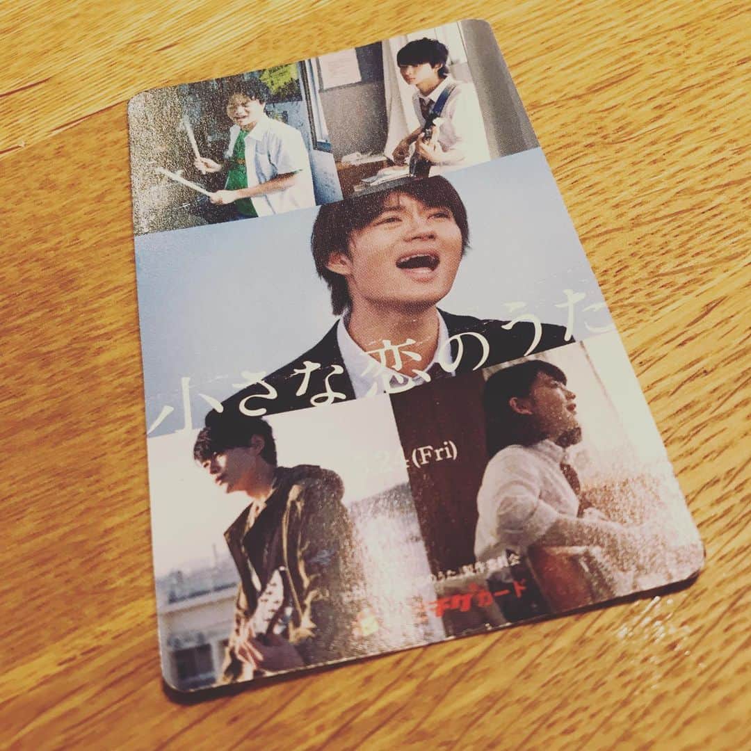 石川龍のインスタグラム：「映画『小さな恋のうた』、公開2日目にTジョイPRINCE品川で鑑賞してきました。 同名のモンパチの名曲にインスパイアされたという本作、青春バンドもので、MONGOL800と沖縄の景色が好きというだけで、僕にとっては観る価値のある映画でしたが、想像以上の良作でした。 劇中でドラムを叩く森永悠希さんのプレイ中の表情が良かったのと、山田杏奈さんの歌声もすごく良かったです、山田さんは歌う時の雰囲気と目力も良いです、もっと歌えばいいのに。などと。 監督さん、本当はもっと社会的なメッセージを大きく表現したかったんじゃないかなぁとか。 とにかく、良い映画でした。3回くらい泣けました。おすすめです。 #小さな恋のうた」