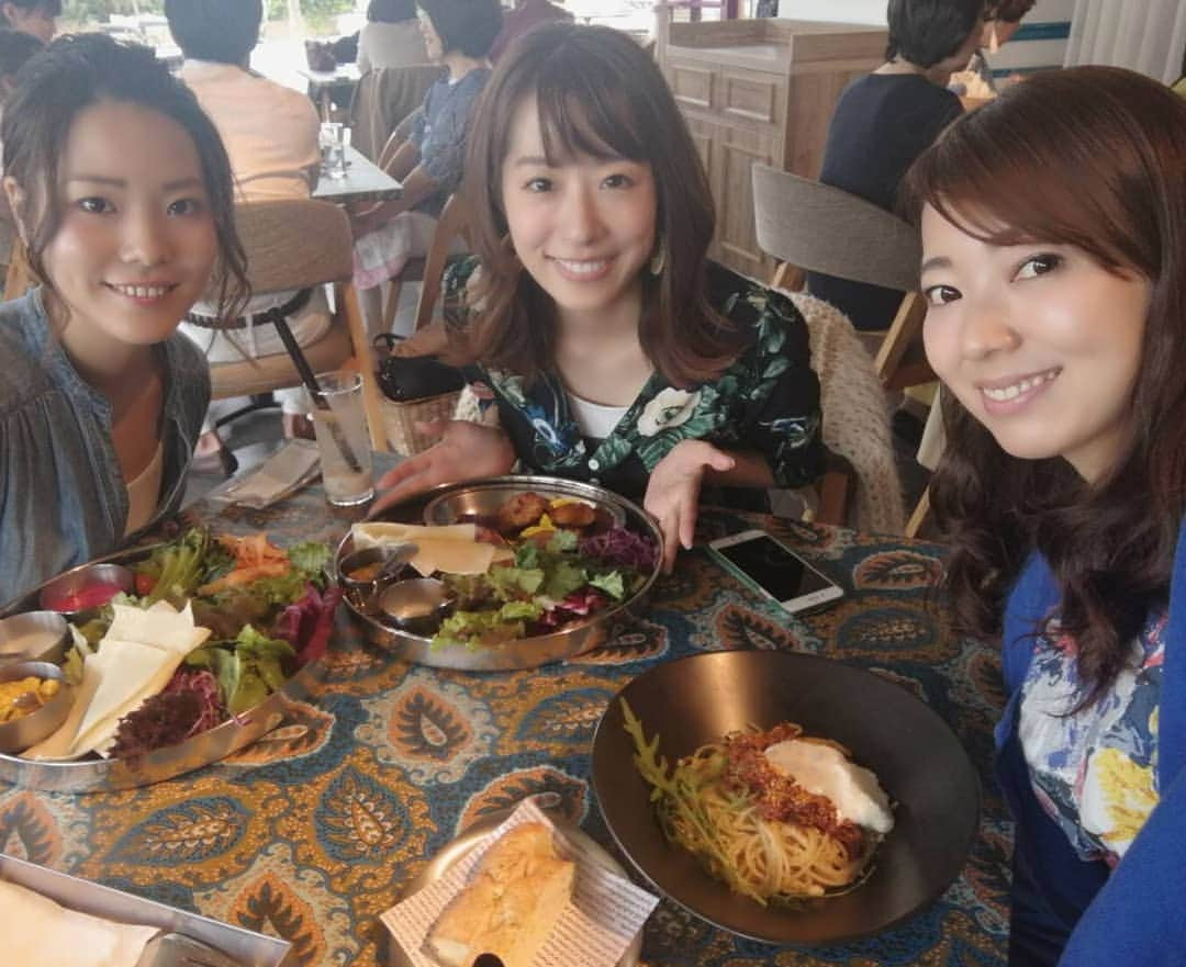 杉山由紀子さんのインスタグラム写真 - (杉山由紀子Instagram)「大好きなみんなとランチ💖 * だんだん暖かくなってきて装いも色々変えたくなる時期😊✨ * * カラコンも毎日洋服に合わせて変えるんだけど、今日はアレグロ２weekのテノールブラウンをつけてみたよ💖 ( https://instagram.com/allegro.info ) * →三枚目に目のアップのせてます♪ * * 最近ブラウン系のカラコンにはまってます✨ * 自然だけど盛れるのが嬉しいよね✨ * アレグロは前回試してみてよかったのでちがう色で今回チャレンジしてみました♪ ( @allegro.info ) * ぜひ前回のと見比べてみてね♪ * * #アレグロ #アレグロ2ウィーク #カラコン #ナチュラル #テノールブラウン #おすすめ #イメチェン #春 #夏 #ナチュラル #ブラウン」5月26日 21時30分 - yukikosugiyama