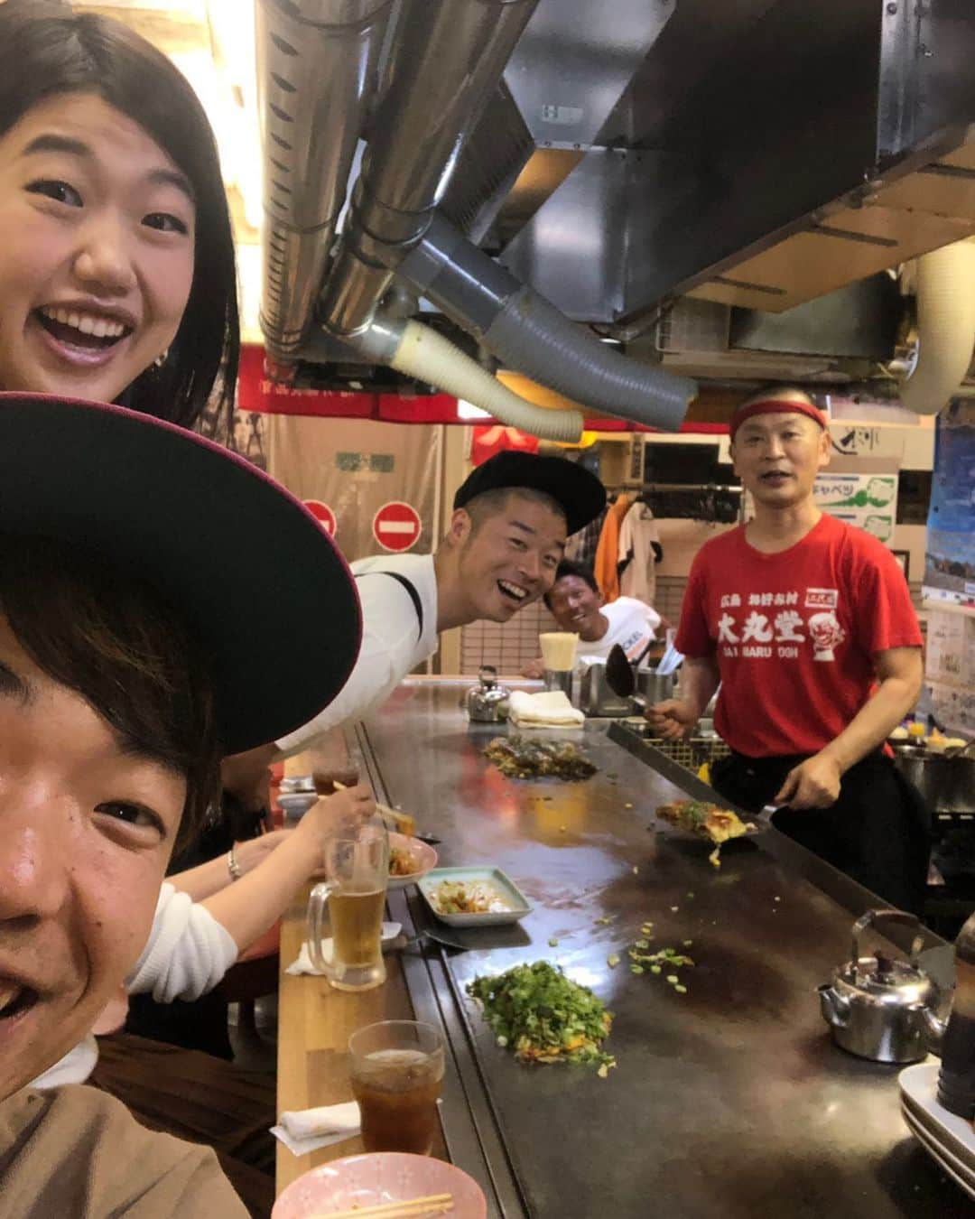 横澤夏子さんのインスタグラム写真 - (横澤夏子Instagram)「#アキナさんと広島味わったのよー #社員さんがおいしいとこ教えてくれたのよー #全部おいしいんだけど #一緒に野球観戦しながらお好み焼き焼いてくれる大将がまたたまらなく広島感味わせてくれたのよー #そんなことより社員さんの腕が私の腕に見えるのは私だけー？ #うふ！」5月26日 21時30分 - yokosawa_natsuko