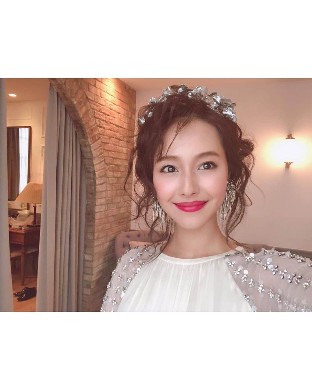 石川理咲子さんのインスタグラム写真 - (石川理咲子Instagram)「#ceu #ceutoky #trunkbyshotogallery #wedding #ウェディング #ヘアチェンジ #服部由紀子 さん 昨日載せたストレート&ナチュラルメイクから ふわふわアップヘア&赤リップにチェンジ！ なんとヘアメイクチェンジにかかった時間はたったの8分！！！ @ceu0116 さんの早技、すごかった〜🥺 ステージの上から見えた、お客さんの真剣な眼差しが とっても印象的でした。 メイクもしっかりカバーしつつ お肌はツヤッツヤ！メイク崩れも一切なし！！ そして、なぜかリップは長時間取れないし。 何でなの？？ハテナがいっぱいでした🤣笑 ・ ・ 服部さんが作り上げる、 花嫁さんらしい幸福感溢れるヘアメイク♡ 数多くの花嫁さんに人気な理由が分かりました💐」5月26日 21時31分 - rsk_0315