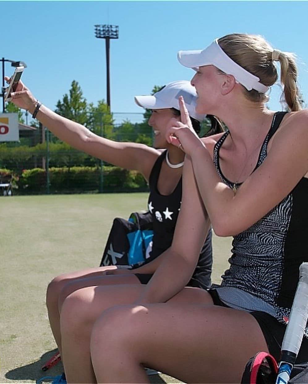 奥野彩加さんのインスタグラム写真 - (奥野彩加Instagram)「ダブルス優勝--‼️✨🎾🏆☀️ 前回準優勝だった分、リベンジ出来てすっごく嬉しい〜！💫 全て少しずつで結果は変わる。色々と学べて楽しかった1週間！ 25k Doubles title❤️🏆 Thank you @naomibroady for playing with me and fighting through all those tiebreaks with me😆 #TiebreakQueens  #軽井沢  #優勝 が世界一嬉しい事 #応援ありがとうございました ❣️📣 • •  #テニス #トレーニング #アスリート #ジム #筋トレ #筋トレ女子 #スポーツ #tennis #sports #life #gym #training #fitness #fit #athlete #japanese #smile #tennisplayer #work #테니스 #연습 #훈련 #스포츠  #운동 #love」5月26日 21時31分 - ayakaokuno