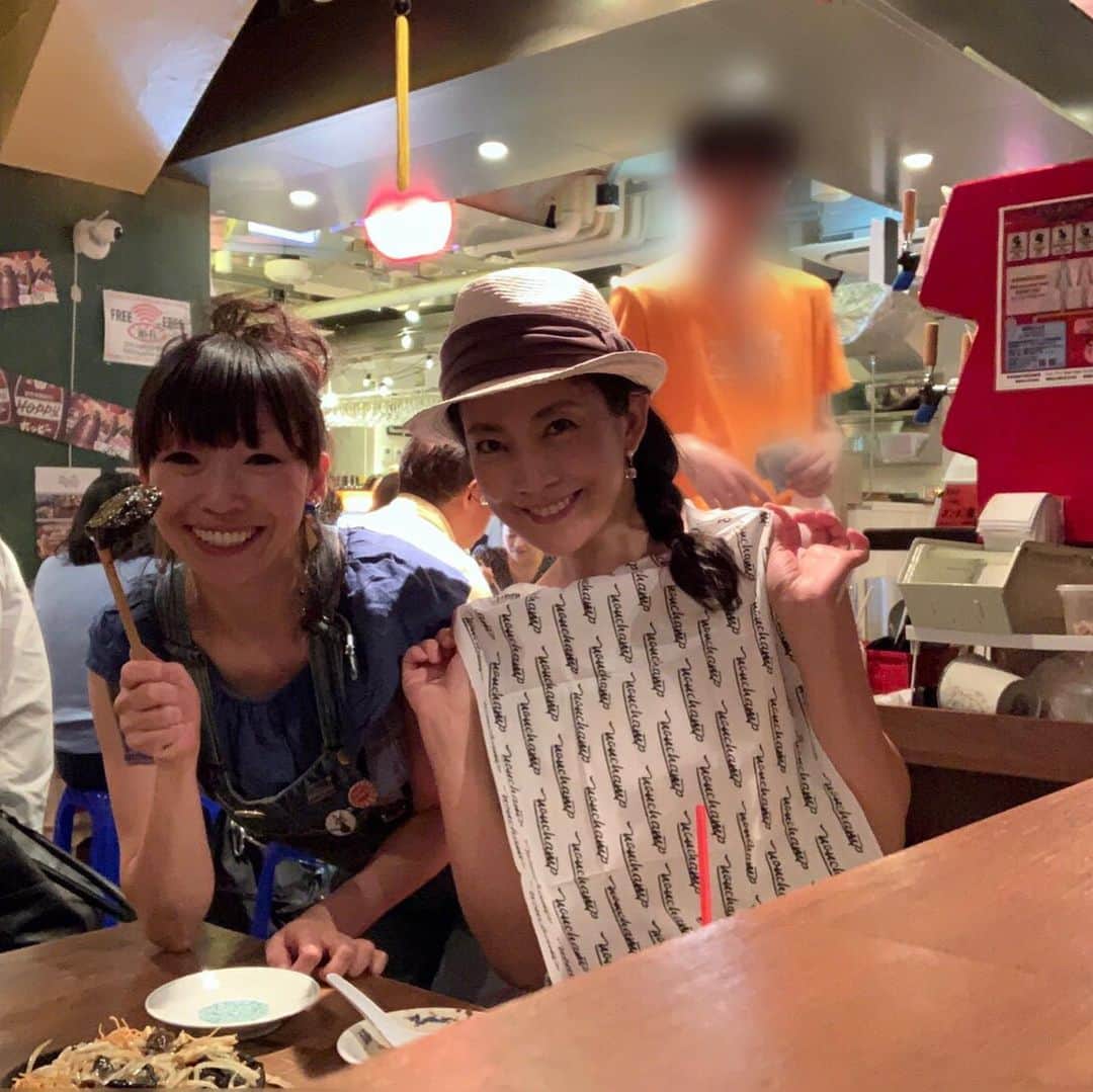 田中美里さんのインスタグラム写真 - (田中美里Instagram)「ライブで東京に来ていたのんちゃんに逢えた。 美里は絶対に白い服を汚すからって、のんちゃんのカッコいい手ぬぐいもらっちゃいました。  #のんちゃん #パワーチャージ #ライブには行けなかったけど  #逢えてよかった #中華 #唐辛子と山椒効いてる」5月26日 21時32分 - misatotanaka77