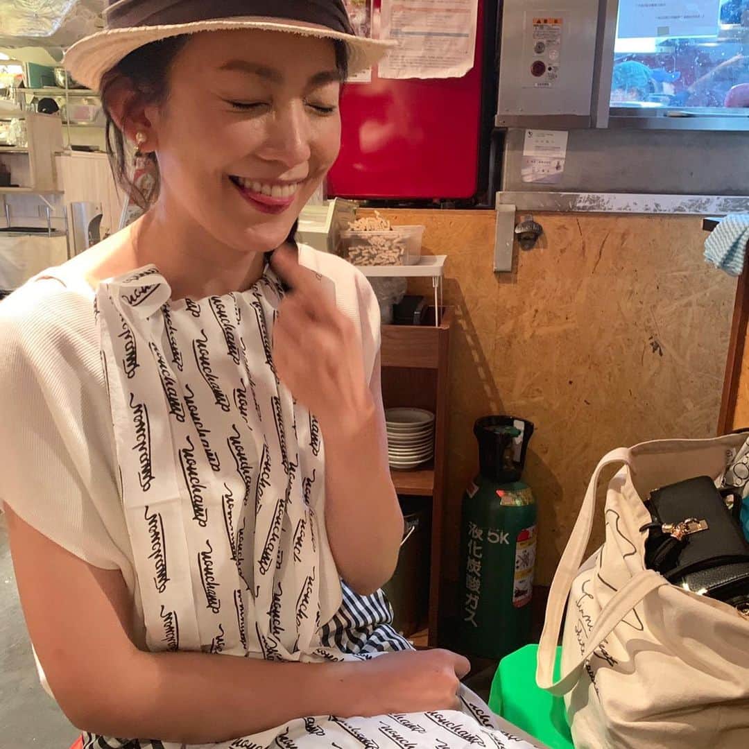 田中美里さんのインスタグラム写真 - (田中美里Instagram)「ライブで東京に来ていたのんちゃんに逢えた。 美里は絶対に白い服を汚すからって、のんちゃんのカッコいい手ぬぐいもらっちゃいました。  #のんちゃん #パワーチャージ #ライブには行けなかったけど  #逢えてよかった #中華 #唐辛子と山椒効いてる」5月26日 21時32分 - misatotanaka77