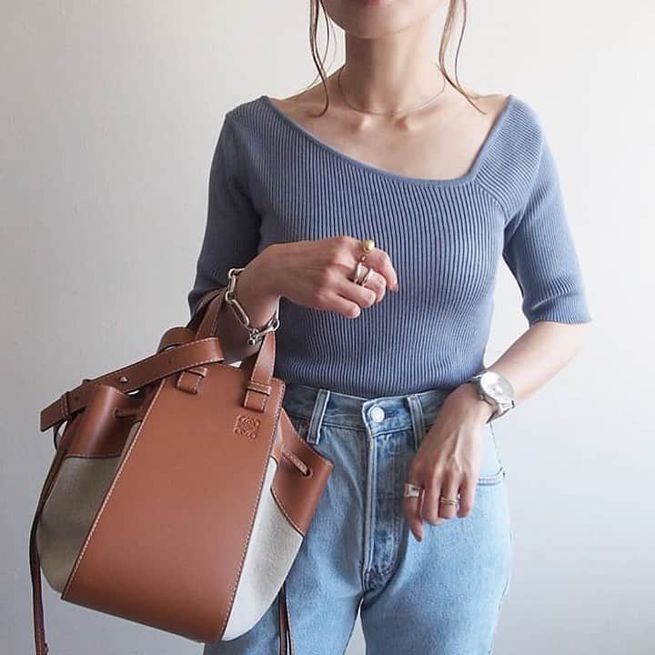 Locariのインスタグラム：「fifthの#イレギュラーネック5分袖ニット が可愛すぎる♡ @_____ma.k.o さんのように小物を上手に活用してワンランク上の コーデを楽しんでみてはいかがでしょうか？ ・ ・ photo by @_____ma.k.o  さん ・ ・ #fifth #コーディネート #着画 #ファッション #おしゃれ #服 #今日のファッション #今日のコーデ #今日の服 #スナップミー #コーデ #コーディネート #プチプラコーデ」
