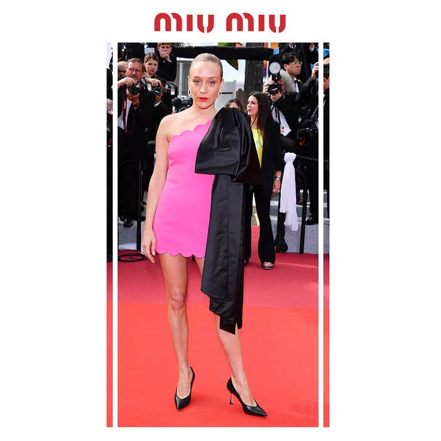 Miu Miuさんのインスタグラム写真 - (Miu MiuInstagram)「#ChloëSevigny wore two custom made #MiuMiu dresses while attending the “Once Upon a Time in Hollywood première and the Chopard Trophy event during the 72nd Annual Cannes Film Festival.  #MiuMiuCelebrities #Cannes2019」5月26日 21時36分 - miumiu