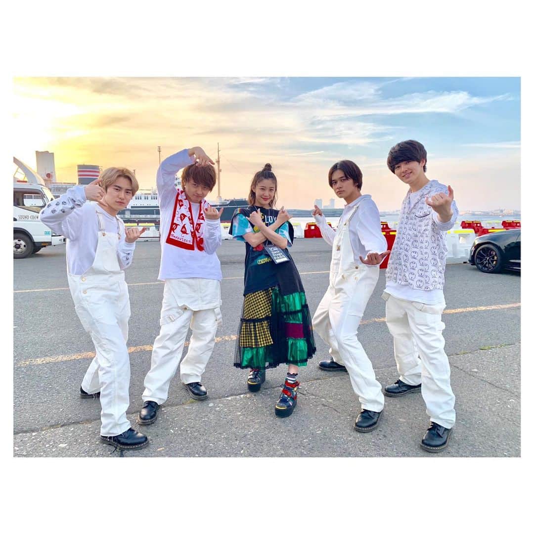 加村真美のインスタグラム：「「関内デビルフェスティボー」 暑い中ありがとうございました！  楽しかったー！ めちゃくちゃ楽しかったー！  今日のパワーワード 「いつメン……？」 .  デビルファミリー！じゃなくて 「いつメン……？」の皆さんと写真撮りました！ .  #タグ付け頑張った #DISHとの写真が無駄に綺麗 #jdeezちゃんどんどん大人になってくほんと可愛い大好き #リーダーズちゃん裏でも全力でした #mizyuちゃん顔うつってないよぉ #lolさんやっとやっと写真撮れた嬉しい緊張したぁああ #OTA」