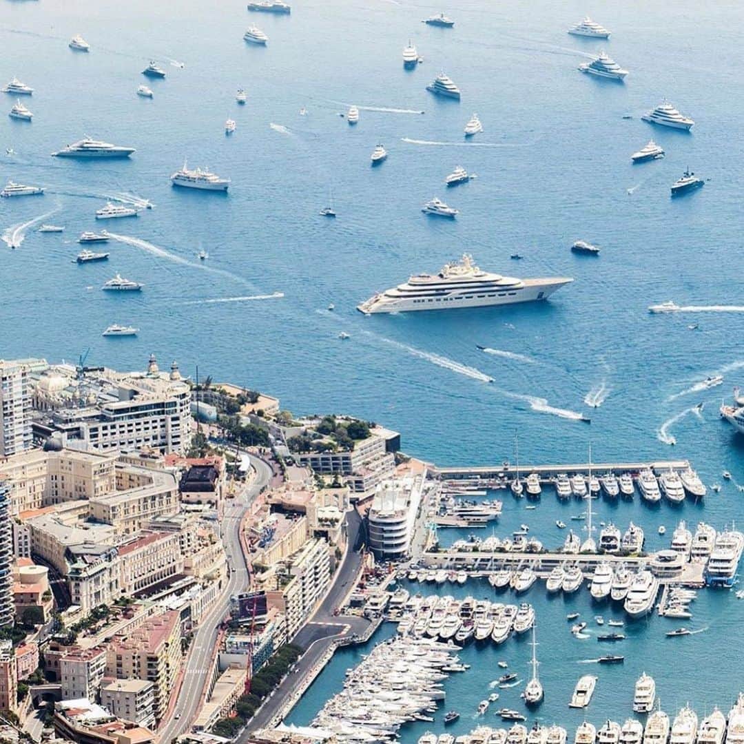 ヨアン・ベナルアンのインスタグラム：「Time to 🏎 #monaco #monaco🇮🇩 #yb29pablopicasso @maxverstappen1 will be the winner of the day 👊🏼 #formule1 #prediction」
