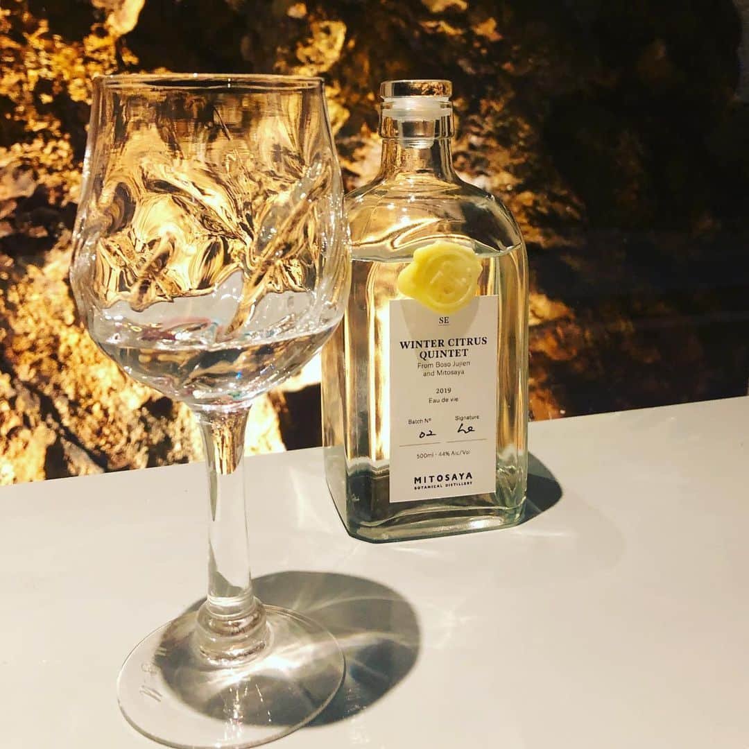 ひうらさとるのインスタグラム：「mitosaya の5種の冬採れの柑橘類を使ったブランデー「Eau de vie」 複雑なのにすっきりした香りと甘み。アルコール度44度もあると思えない飲みやすさでヤバいですね。 しかし、えぐっちょは何やってもすごいなー。 普段ただ飲んでるおもろい友達だけど、天才やな。  #mitosaya  #eaudevie」