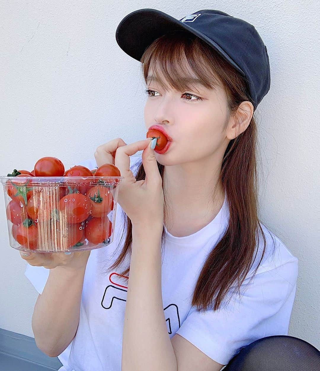 得あゆさんのインスタグラム写真 - (得あゆInstagram)「毎日食べるものミニトマト🍅❤️ 大好き過ぎて将来はトマト園作りたい。 ・ ・ ・ ・ ・ ・ ・ ・ ・ #トマト#ミニトマト#野菜#ヘルシー#ベジタブル#ダイエット#大好き#グルメ#キャップ#スポーティー#tシャツ#ナチュラル#メイク#シンプル#カジュアル#大人カジュアル#ヘアスタイル#健康#美容#美白#美肌#インスタ映え#カメラ女子#fila#tomato#sporty#vegetable#healthy#japanesegirl#cap」5月26日 21時42分 - tokuayu819