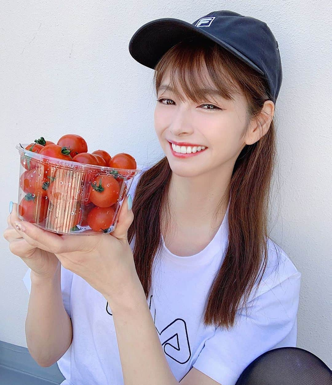 得あゆさんのインスタグラム写真 - (得あゆInstagram)「毎日食べるものミニトマト🍅❤️ 大好き過ぎて将来はトマト園作りたい。 ・ ・ ・ ・ ・ ・ ・ ・ ・ #トマト#ミニトマト#野菜#ヘルシー#ベジタブル#ダイエット#大好き#グルメ#キャップ#スポーティー#tシャツ#ナチュラル#メイク#シンプル#カジュアル#大人カジュアル#ヘアスタイル#健康#美容#美白#美肌#インスタ映え#カメラ女子#fila#tomato#sporty#vegetable#healthy#japanesegirl#cap」5月26日 21時42分 - tokuayu819