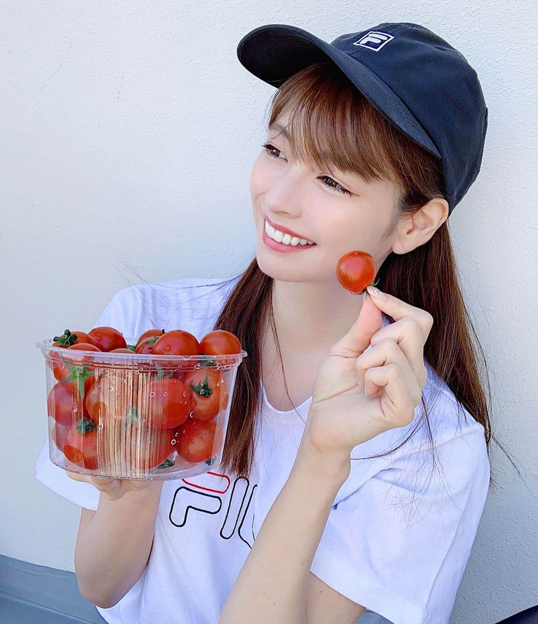 得あゆさんのインスタグラム写真 - (得あゆInstagram)「毎日食べるものミニトマト🍅❤️ 大好き過ぎて将来はトマト園作りたい。 ・ ・ ・ ・ ・ ・ ・ ・ ・ #トマト#ミニトマト#野菜#ヘルシー#ベジタブル#ダイエット#大好き#グルメ#キャップ#スポーティー#tシャツ#ナチュラル#メイク#シンプル#カジュアル#大人カジュアル#ヘアスタイル#健康#美容#美白#美肌#インスタ映え#カメラ女子#fila#tomato#sporty#vegetable#healthy#japanesegirl#cap」5月26日 21時42分 - tokuayu819