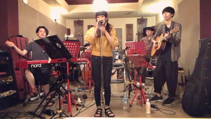 Yun chiのインスタグラム：「あと４日！ BD Live  でバンド初披露するsurfer*の振り付け動画撮ったよ♪ . . . 練習してきてね☺︎ . . #うぇっきーお腹減ってて不機嫌 #snsにあげんの？ #かずたん見えなかった😢 #最後めっちゃハイテンション #loftheaven来てね！ #yunchi #birthdaylive #ゆんちゃんバンド #lovemusic」