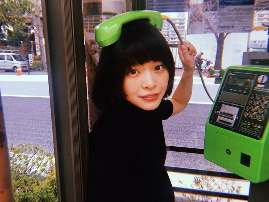 のインスタグラム：「発売中の週刊文春の美女図鑑に出ています。 撮影は梅佳代さんです！ あ、この写真はマネージャーさんが撮ってくれたもの🤭 梅佳代さんの写真は是非紙面で☺️ 両国を歩き回ってとっても楽しかったです！  そして 『愛がなんだ』 念願の関西舞台挨拶、します！！！ 💛💛💛 ５／３１シネマート心斎橋  １７：４０上映後 ５／３１テアトル梅田  １９：１５上映後 ６／１シネ・リーブル神戸  ９：５０上映後 💛💛💛 です🥰🥰 お近くの方、ぜったいきてくださいですよっ！」