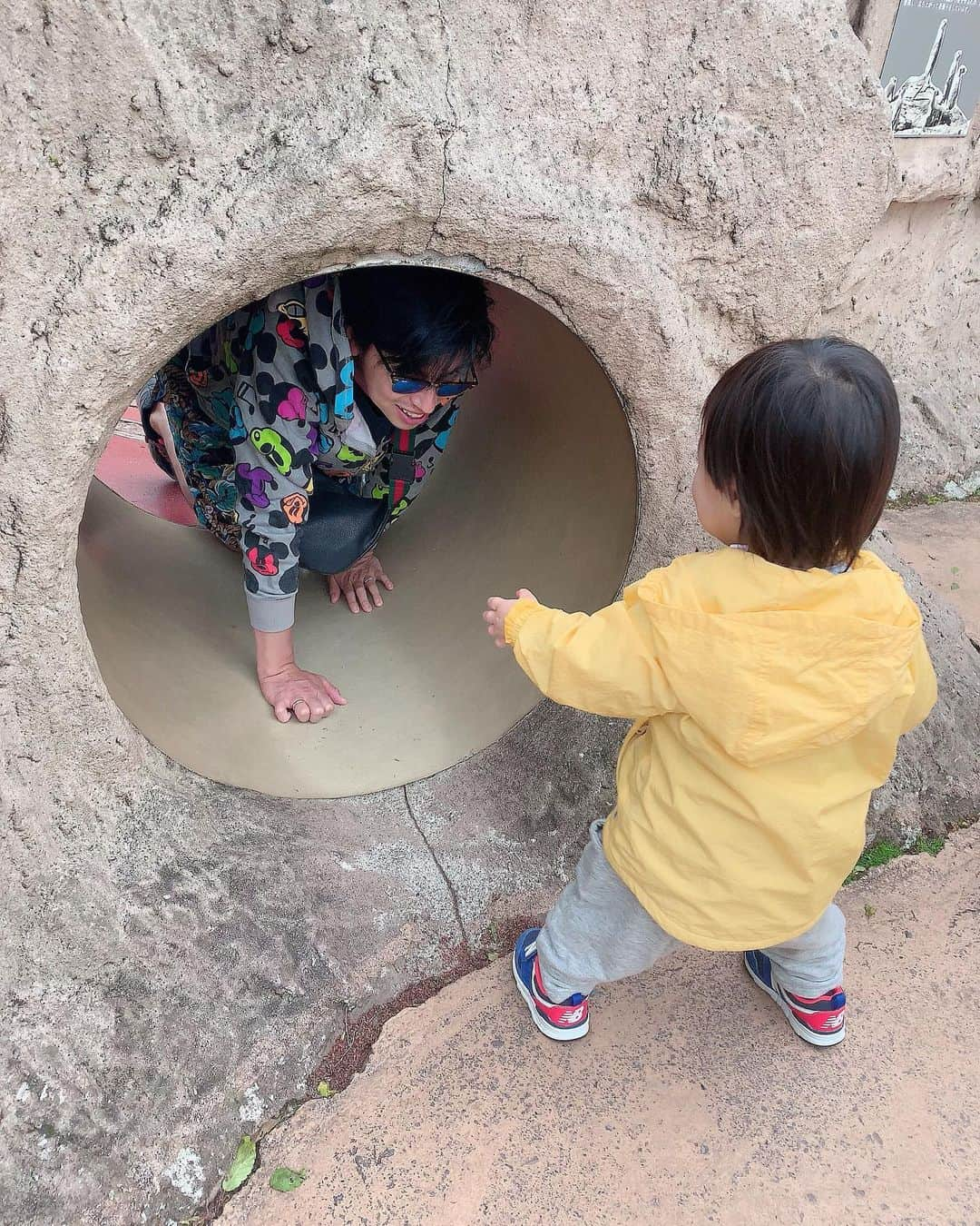 川崎希さんのインスタグラム写真 - (川崎希Instagram)「親友みたいな親子💓💓💓 @alexanderfriends  @ochibiochibinu  #アレクと洞窟に入って #狭くてアレクが大変そうにしてると手を引っ張ってお手伝いするおちびーぬ笑 #🥰🥰🥰」5月26日 21時51分 - kawasakinozomi