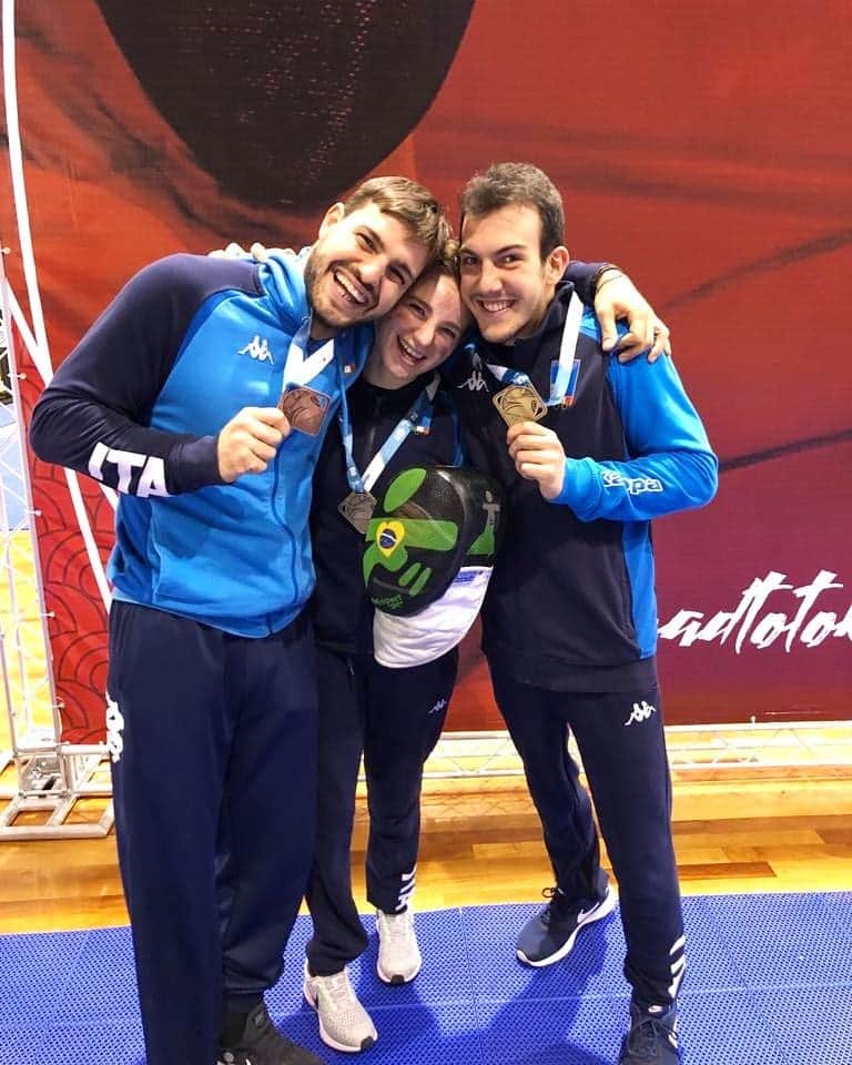 ベアトリーチェ・ヴィオのインスタグラム：「Vincere non è sempre uguale e questi due ori 🥇🥇 hanno un grande significato per me!  Il primo lo dedico ai ragazzi di @art4sportonlus. Vi ho portati con me, sulla mia maschera, e voi ci avete accompagnato in queste nostre vittorie.✌🏻 L'altro è per la mia squadra di fioretto. Dovevamo vincere per Lorenzo e per la sua famiglia e lo abbiamo fatto.💪🏻 Anche voi, restando uniti, tornerete a sorridere ❤ . . #Fly2Tokyo #Tokyo2020 #CoppaDelMondo #scherma」