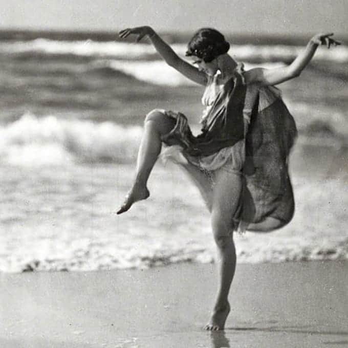 のインスタグラム：「“If I could tell you what it meant, there would be no point in dancing it”  Happy Birthday, Isadora Duncan! ❤️❤️❤️ #isadoraduncan」