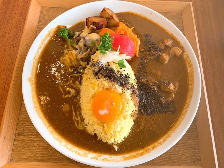 加藤里奈（カトリーナ）さんのインスタグラム写真 - (加藤里奈（カトリーナ）Instagram)「🍛🥗🍧 🍛🥗🍧 『継手』 カレーもさることながらかき氷が最高だった✨ 調べたら5/19から休業みたい🙀 早く復活してほしいな〜😿 * * 📍 名古屋市中区栄5-5-33 オオタビル 1F 🚃 矢場町駅 1番出口 徒歩5分 🚗無し 🗓 [Lunch＆Cafe]11:30～16:00、 [Bar]18:00～23:00 📴 水曜日・日曜日(夜) 📱 050-5595-3229 . #かき氷巡り #かき氷 #カレー #スパイスカレー #カレーライス #カレー部 #カレー巡り #継手 #矢場町 #矢場町カフェ #名古屋ランチ #名古屋カフェ #cafe #名古屋グルメ #名古屋カフェ巡り #ナゴレコ #あいなご #名古屋 #愛知 #愛知カフェ」5月26日 22時03分 - rinakatoktriiina