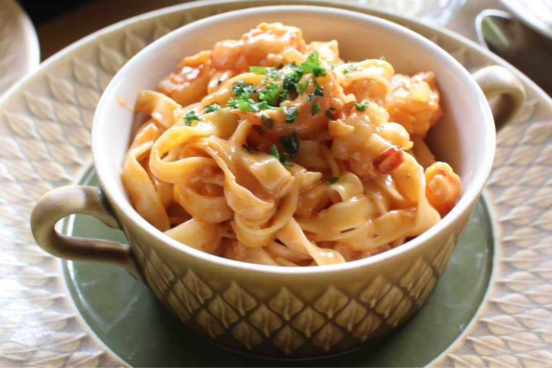 Atsukoさんのインスタグラム写真 - (AtsukoInstagram)「Today's dinner 2019.05.26 ･ ･ 今日はイタリアンで晩御飯。 ･ アスパラガスのスープ サーモンと真鯛とアボガドのタルタル ブルスケッタ 海老のトマトクリームパスタ ステーキ ･ ･ アスパラガスのいいのが売っていたのでスープに。 先日レコルトさん @recolte_official  のイベントで頂いたブレンダーを使って。 ブレンダーだと液体が熱くてもすぐ使えて便利！  今回もお鍋にそのまま入れて使用しました。 ･ ･ まだ5月なのに連日すごーくあついので、スープも冷製にしましたが、正解！ 美味しかったのでまた作ろうと思います。 ･ ･ 久しぶりにテーブルコーディネートしたけどやっぱり楽しい❤ 今回は #クイストゴー でコーディネートしてみました✨✨ ･ ･ #recolte #レコルト  #ハンディブレンダースリムプラス」5月26日 21時56分 - sakuracafe001