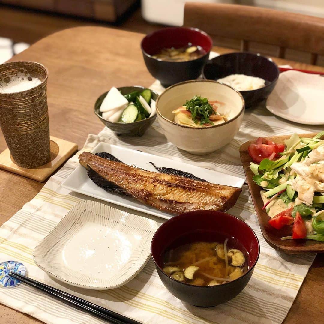 小野恵美のインスタグラム：「今日は ＊焼きしまほっけ🐟 ＊鶏ささみバンバンジーサラダ ＊ミョウガと大葉の冷奴 ＊茄子の味噌汁 暑くて胃もたれ気味なので、和食でリセット😌 #おうちごはん #ふたりごはん #晩ご飯 #夜ご飯 #焼き魚 #和食」