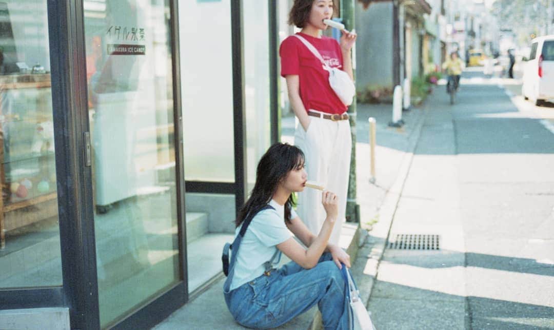 minaさんのインスタグラム写真 - (minaInstagram)「『週末、Tシャツを着て鎌倉へ。』 ロケで訪れた鎌倉のおすすめスポットを紹介します！😆 🚃spot2‣ ‣  #イグル氷菓 (@igluice.jp) 懐かしい昔ながらの手作りアイスキャンディが味わえるお店。🍨 レトロな店内も素敵✨  暑い日にさっぱりできるアイスキャンディをぜひ味わってみて。 . -------------------- ⭐めぐみ分 白アイテムで統一して「コカ・コーラT」を主役に。 👕#Tシャツ 790円+税 →#GU #ジーユー (@gu_global) 👖#パンツ 5,990円+税 →#ZARA #ザラ （@zara）  #ベルト 3,800円+税 →#フラミンゴ表参道店 (@flamingo_omotesando) , 👜#ウエストバッグ 4,900円+税 →#BAGSUSA . 👟#スニーカー 5,800円+税 →#CONVERSE #コンバース （@converse_jp） . . ⭐岬優分 👕#Tシャツ 4,200円+税 →#ザシンプソンズ  #BEAMSWOMENHARAJUKU (@beams_women_harajuku) . 👖#オーバーオール 1,7000円+税 →#Lee (@leejeansjp) . 👜#トートバッグ 6,900円+税 →#エルエルビーン (@llbeanjapan) . 👡#サンダル 1,200円+税 →#Gap (@gap_jp) . . #千国めぐみ #林田岬優 #アイスキャンディ #アイス #holiday #mina #minamagazine #ミーナ」5月26日 22時04分 - mina.magazine