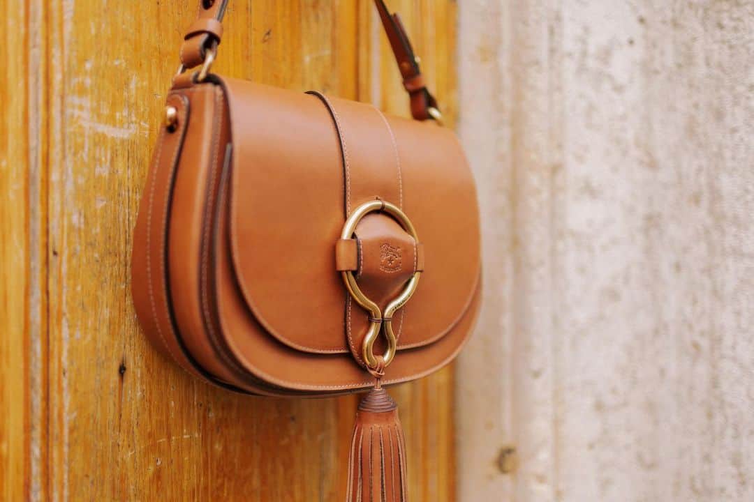 イルビゾンテのインスタグラム：「With a round elegant shape, Loop is made of a thicker cowhide leather enriched with a metal detail and a handcrafted tassel. You will love its sophisticated look and the soft suede lining! ☆ #ILBISONTE」