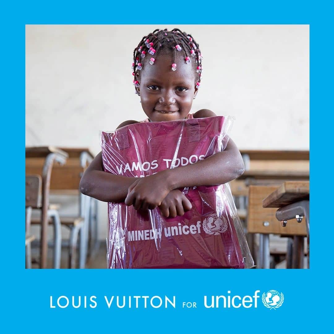ルイ・ヴィトンさんのインスタグラム写真 - (ルイ・ヴィトンInstagram)「Nilda Alberta, age 6, with her education pack. 1.6 million children are still in urgent need of humanitarian assistance since Cyclone Idai hit Mozambique and surrounding countries in March.  #MAKEAPROMISE with #LouisVuitton by donating to @UNICEF today via link in bio.」5月26日 22時00分 - louisvuitton