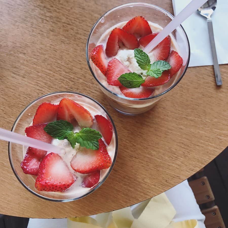 ティファニー春香さんのインスタグラム写真 - (ティファニー春香Instagram)「🍓👀💗 フォトジェニックなミルクティとカレー。 美味しさのあまり一瞬で無くなりました☺️ #strawberrycheesemilktea」5月26日 22時00分 - tiffanyharuka