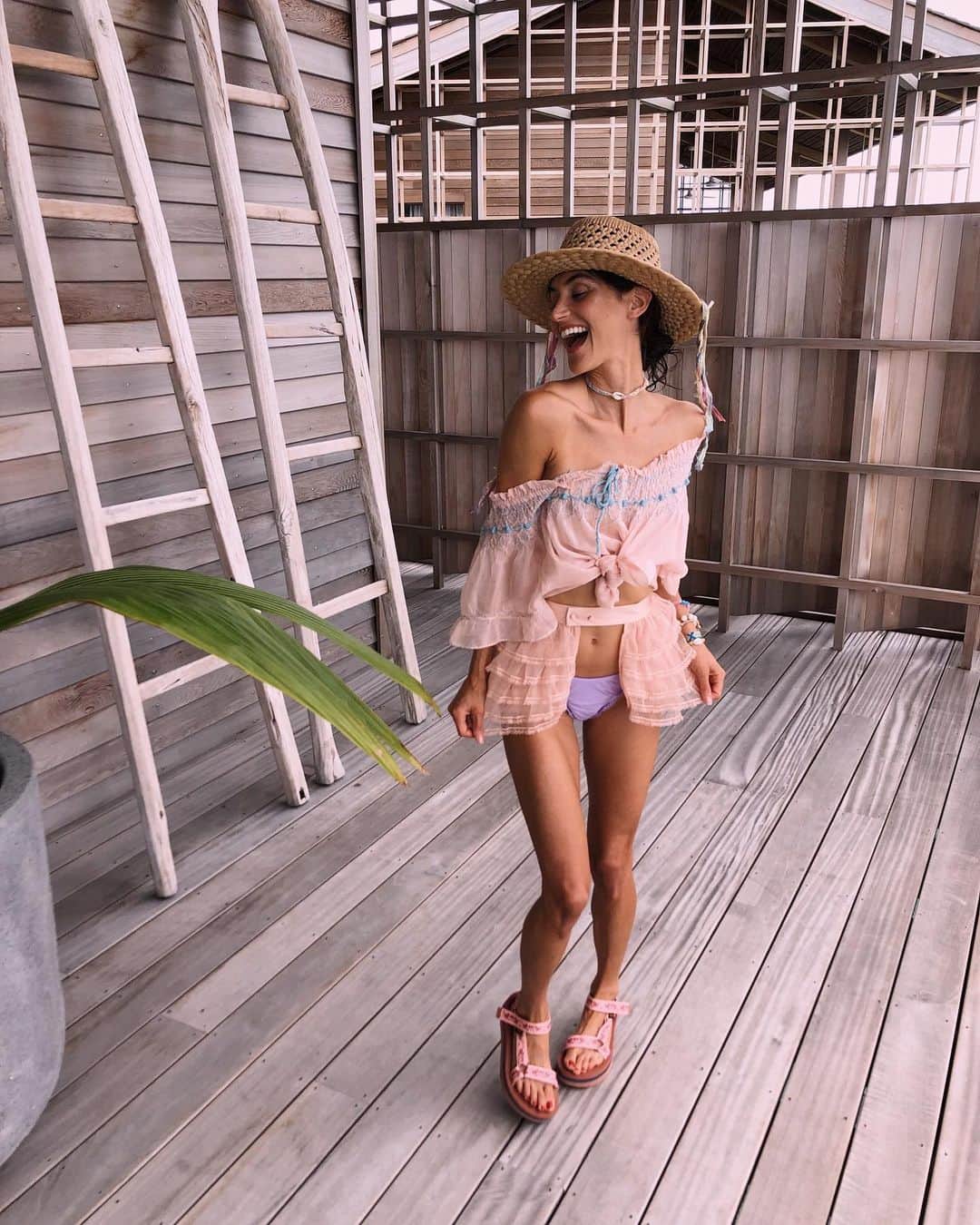 ダニジョーのインスタグラム：「It’s Sunday Funday 💃🏻 Get your shop on and take advantage of our Memorial Day sale • use code MDW30 for 30% off select styles ✨ shop at the link in our bio」