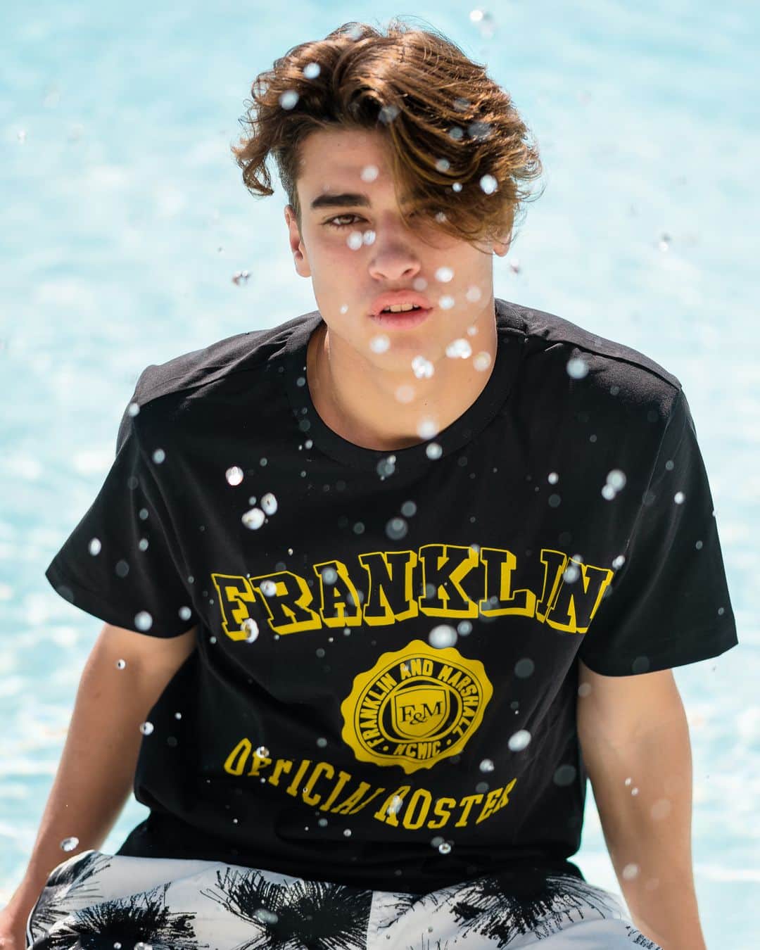 フランクリン&マーシャルのインスタグラム：「Dedicated to all the summer lover.  #franklinandmarshall #fashion #fashionformen #outfit #outfitformen #ss19 #newseason #newcollection #summer #highsummer #style #cool #colour #attitude #details #mood #black #tshirt」