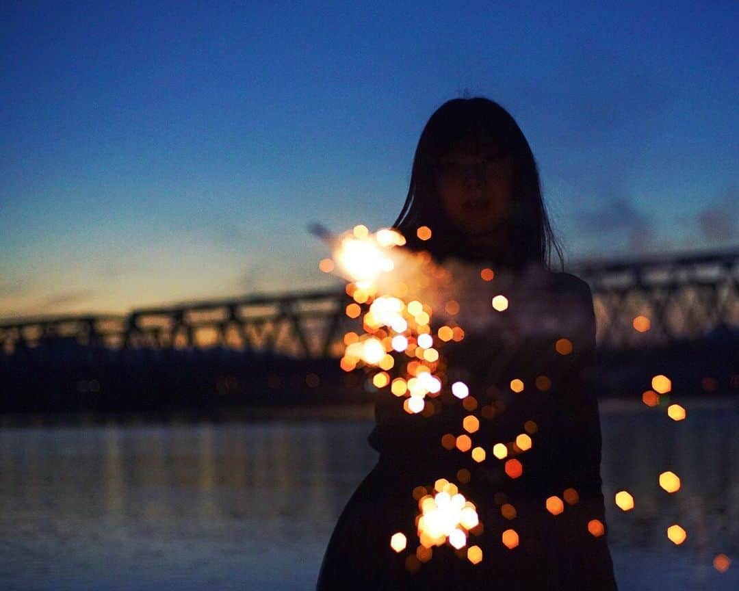 haraoのインスタグラム：「誘い * * * * * * camera:sony α7s * 今日は松屋町で花火を買ってきました。 撮影用に煙があまり出ない スパーク系の花火を30本購入。 問屋街なので、 好きな種類の花火をバラで買えるし 値段も安い（700円くらいでした）ので オススメです☺︎ 夜の海でガンガン撮りたい🧨 * *」
