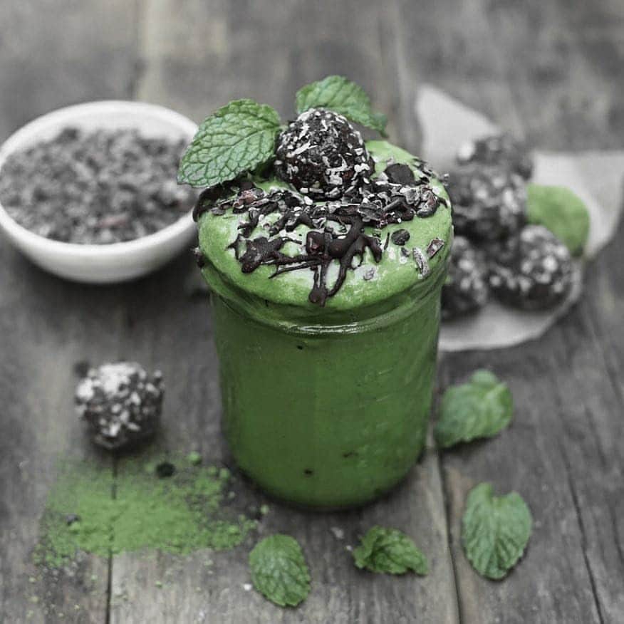 Matchæologist®さんのインスタグラム写真 - (Matchæologist®Instagram)「🙋 Hands up if this mood-boosting 💪 #Matcha, Avocado and Cacao Smoothie has got you feeling good! 😎 Thanks to @kaleandchocolate for sharing this wonderful #MatchaCreation that not only tastes incredible but also supports your mind and your emotional well-being, too! 🙏 . Curious which grade of matcha is best suited for making your own delicious matcha smoothie? 🤔 Our premium Meiko™ Ceremonial Matcha is a perfect matcha grade for use in any premium matcha drinks. 💚 It has the subtly sweet profile and floral aromas that can be experienced from the first sip, followed by savoury-sweet umami undertones, with a long and refreshing finish🍃 . Don’t forget to share your matcha smoothie recipes with us by tagging @Matchaeologist to spread the matcha love! 💚 . To find out more about our splendid range of artisanal matcha, 🌱 visit Matchaeologist.com . 👉Click the link in our bio @Matchaeologist . Matchæologist® #Matchaeologist Matchaeologist.com」5月26日 22時01分 - matchaeologist