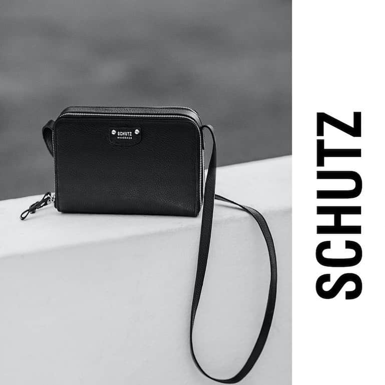のインスタグラム：「To have and to hold 🖤 #schutzhandbags」